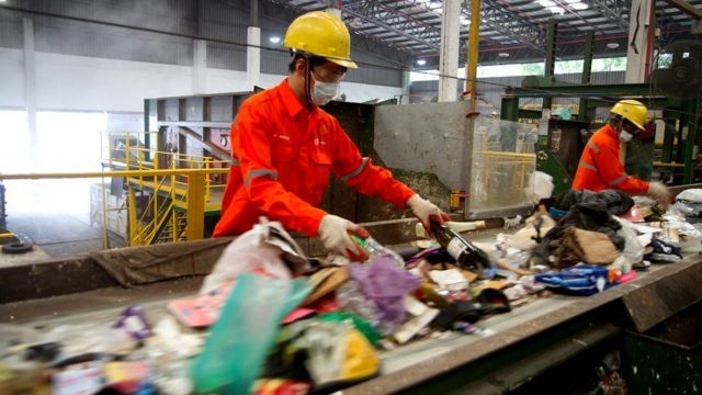 工人在廢品傳送帶上工作
