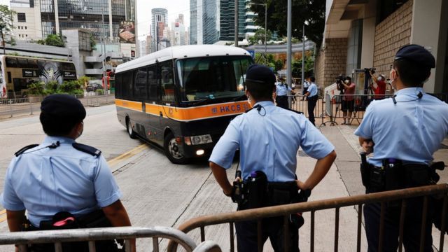 庭審當天,警方在法院大樓外布防。