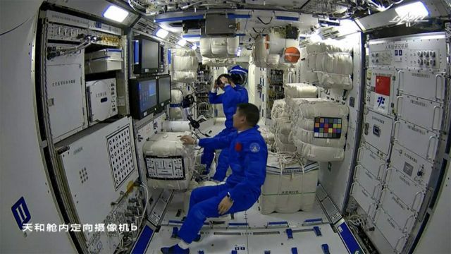 中國官方媒體周三（6月23日）發佈了這段記錄宇航員生活和工作的影片。