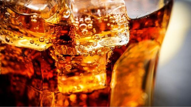由於可樂、古柯葉和咖啡因的刺激作用，早期的碳酸可樂飲料在市場上被當作健康補品銷售。
