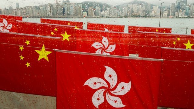 中國與香港旗。