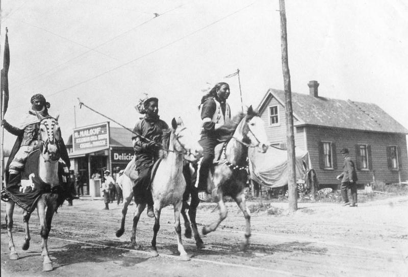 Native Americans race horses in the late 19th century.