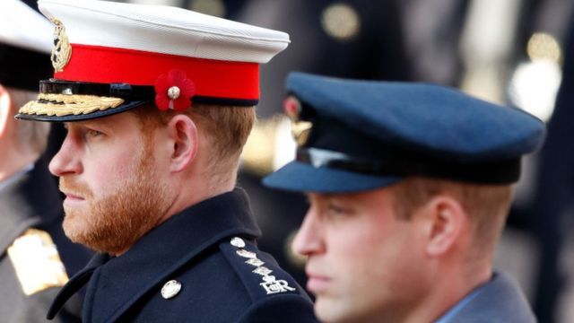 英國劍橋公爵威廉王子(右)與薩塞克斯公爵哈里王子(左)身穿軍服在倫敦出席和平紀念日儀式(10/11/2019)