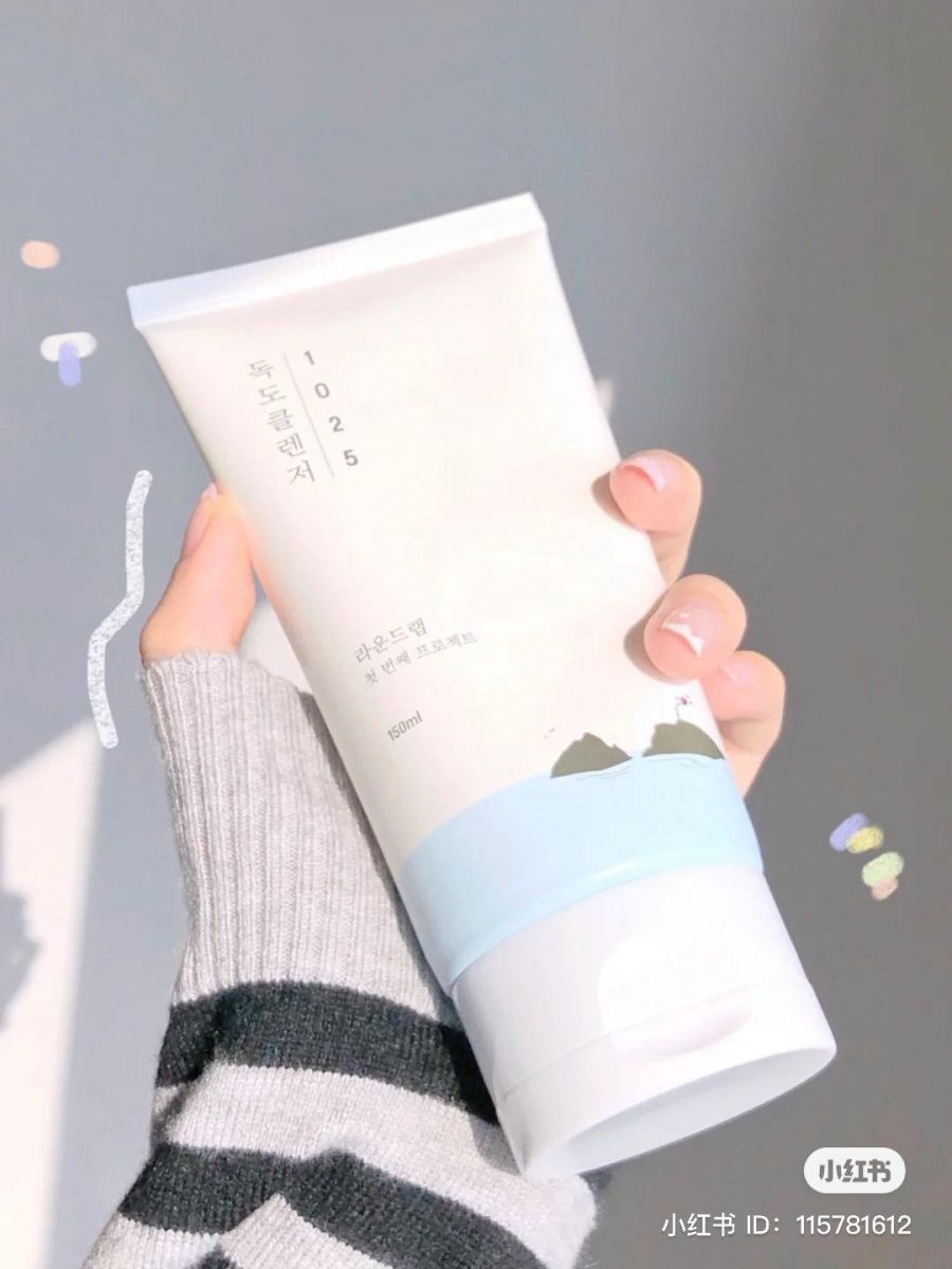 ✨ 美编推荐 ：ROUNDLAB 1025 Dokdo Cleanser 韩妞和小红书博主们狂推的独岛氨基酸洗面奶，曾多次登上韩国各大护肤排行榜TOP 3，主打洁净彻底但弱酸性配方十分温和。洗面奶中的表面活性剂是椰子天然成分，此外还蕴含了神经酰胺、泛醇成分；洗完脸后皮肤毛孔感觉干净到会呼吸，但肌肤一点都不会紧绷～