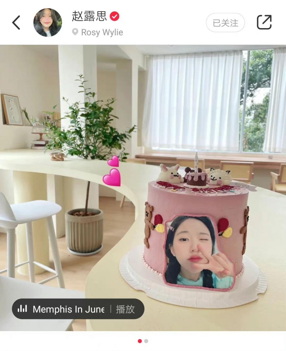 9月9日杨洋迎来30岁生日，而他和工作室也分别发布了庆祝生日的照片和粉丝们分享喜悦。当天工作室晒出的照片中，杨洋身边有颗以星空为主题，用玉兔、太空人、小星球、绵羊和Q版杨洋公仔点缀的精致蛋糕。