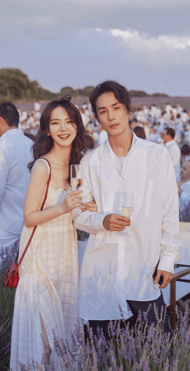 戚薇曾在接受《凤凰娱乐》采访时，透露自己当初被李承铉打动的原因：「他（李承铉）非常简单、真诚，我有被惊吓到...怎么会有个男生这么直接。因为通常我接触到的男生表白的话，会绕很多弯、让你感觉到或是旁敲侧击地让你知道。但他不会绕弯，就直接来告诉你，『在一起行不行』？」而谈及在事业巅峰期选择结婚生子会不会有顾虑，她笑言确实决定很突然，但没有顾虑和防备，因为当下觉得「在合适的时间下找到对的人，然后我就做了我认为对的事」。