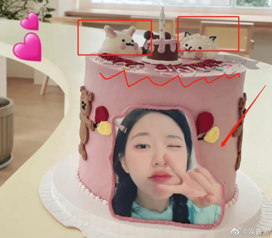 同一天赵露思在个人小红书上传了一颗Rosy Wylie为客户定制的粉色系蛋糕，上面除了有可使用糖片制作的露思大头贴点缀，正中央的装饰还有一个插着蜡烛的迷你生日蛋糕，围坐了卡通兔子、绵羊和小熊。
