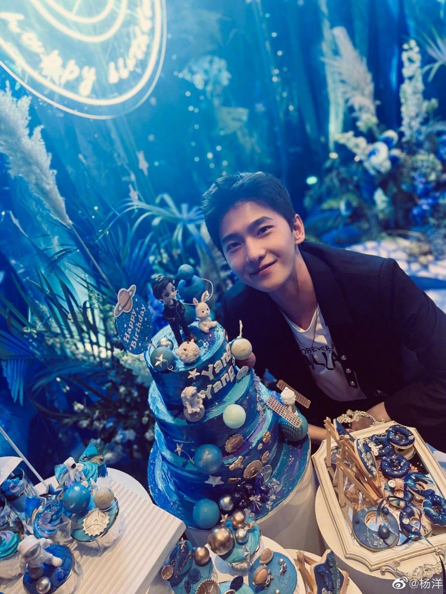 同一天赵露思在个人小红书上传了一颗Rosy Wylie为客户定制的粉色系蛋糕，上面除了有可使用糖片制作的露思大头贴点缀，正中央的装饰还有一个插着蜡烛的迷你生日蛋糕，围坐了卡通兔子、绵羊和小熊。