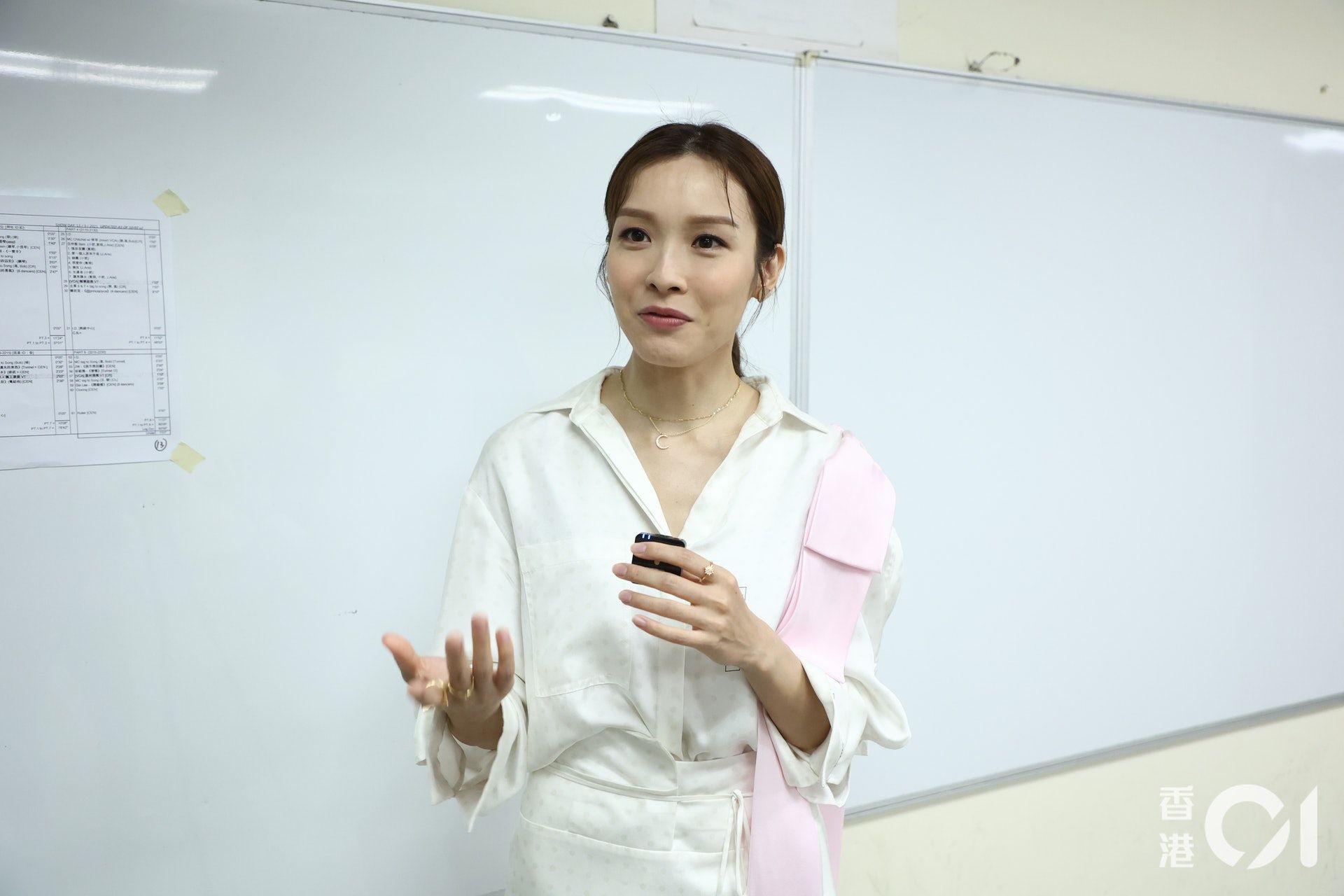 存貨只剩兩套劇李佳芯堅持不「敲門」爭取：有適合角色就會搵我｜香港01｜即時娛樂